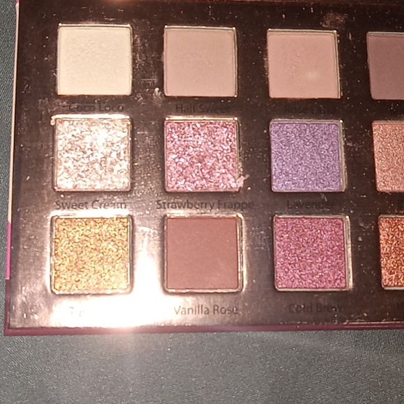 The Beauty Crop Eye Palette - Picture 2 of 3
